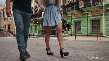 下面是一对情侣手牵着手走在城市街道上的浪漫约会特写男女腿